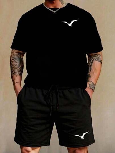 Conjunto 2 piezas para hombre: camiseta de manga corta y pantalón corto shorts con diseños estampados coordinados de silueta de ave en vuelo en color blanco, estilo urbano moderno y relajado con actitud casual y deportiva, ideal para look diario y salidas informales en temporada cálida.