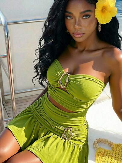 Slaydiva Nuevo estilo de primavera/verano, perfecto para citas diarias, looks elegantes y encantadores, adecuado para vacaciones en la playa, fiestas en cruceros y talla grande. Simple pero elegante, sexy y casual, una pieza básica y versátil. Características: adornos metálicos, detalles fruncidos, recortes, una silueta evasé sin tirantes con volantes y tela de seda de hielo brillante. Un vestido mini verde hierba para mujer