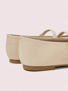 CUCCOO DOLLMOD 女士杏色仿麂皮平底玛丽珍鞋，配有时尚金色搭扣和可爱圆头设计，适合假日聚会穿着。 - 杏色 - 查看 4