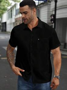 Manfinity Homme 大码男式纯色口袋单排扣短袖休闲衬衫 - 黑色 - 查看 4