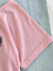 Sparklyn 这款少女休闲二合一街头风T恤，印有字母标语和汽车图案，采用露肩短袖设计，适合夏季休闲活动、购物和拍照。 - 彩色 - 查看 4