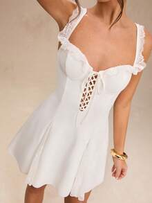 SHEIN BAE 白色吊带A字蕾丝拼接迷你连衣裙，适合日常约会、夜间外出、夜店、派对、鸡尾酒会、泳池派对、返校、校园、假期、音乐节、乡村音乐节、演唱会、吊带裙、露背连衣裙 - 白色 - 查看 4