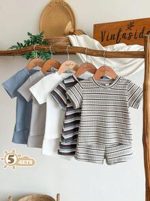 SHEIN Vintaside Kids 这款男童十件套夏季多色华夫格条纹圆领短袖T恤搭配短裤，采用焦糖棕、纯白和撞色条纹等多种配色方案。款式简约百搭，品质上乘。华夫格面料，宽松版型，多种搭配满足日常穿搭需求。适合日常上学、户外运动、居家休闲和夏季派对等场合。 - 彩色 - 查看 3