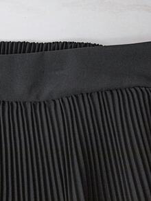 SHEIN Tall CURVE 女士大码高腰褶皱弹力腰短裤 - 黑色 - 查看 4