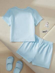 LOONEY TUNES X SHEIN Conjunto de pijama informal para bebé niño con estampado de dibujos animados, blusa de cuello redondo de manga corta y pantalones cortos - Celeste - Ver 2