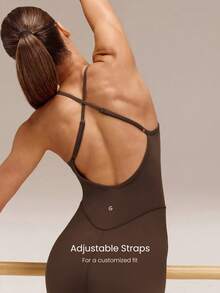 GLOWMODE 24英寸 FeatherFit™ 塑形收腹可调节交叉肩带 U 型后背连体衣，适合低强度瑜伽日常穿着，可拆卸胸垫 - 咖啡棕 - 查看 4