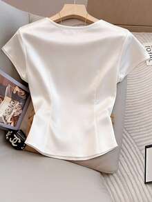 GlowEve 女士时尚V领纽扣开衫短袖束腰缎面优雅休闲T恤，适合度假、外出、派对等场合，春夏款 - 白色 - 查看 2