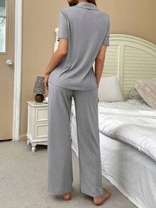 SHEIN Conjunto de pijama unisex de cárdigan con cierre de botones, suave y amigable con la piel, de moda para estar en casa - Gris Claro - Ver 2