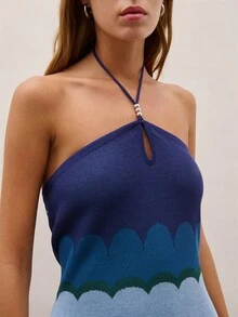 Nöista Đầm maxi dệt kim cổ yếm và chi tiết khoét ngực phía trước. Họa tiết sọc lượn sóng nổi bật với các lớp màu xanh lam. Lý tưởng cho kỳ nghỉ, những đêm biển và các bữa tiệc mùa hè, mùa xuân, lễ Phục sinh. - Nhiều màu - Xem 5