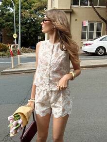 Serisse 女士花卉刺绣镂空单排扣背心和短裤休闲两件套 - 杏色 - 查看 4