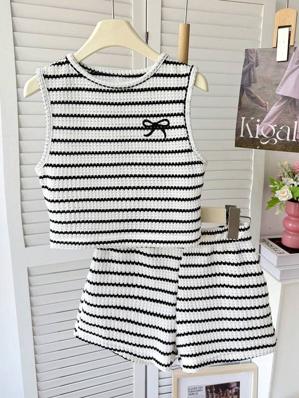 SHEIN Bộ đồ cho bé gái tuổi teen, kiểu dáng ôm sát, tối giản, thoải mái, cổ tròn, không tay, kẻ sọc, có nơ trang trí, gồm áo và quần.