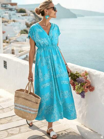 Breezaya 2026春夏新款浪漫休闲融合风，宽松廓形，轻盈面料，尽显轻松舒适的度假氛围。V领设计，荷叶袖，肩部褶皱，抽绳腰带，直筒至微A字廓形。女士中长连衣裙，蓝色碎花印花度假休闲连衣裙