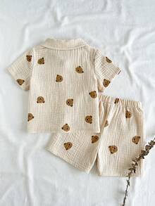 SHEIN Vintaside Kids 男婴夏季休闲纹理小熊印花短袖上衣和短裤套装 - 卡其色 - 查看 2