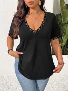 SHEIN Frenchy 豹纹撞色滚边V领加大码T恤，黑色，适合日常穿着、度假、休闲夏季、音乐节等场合。 - 黑色 - 查看 4