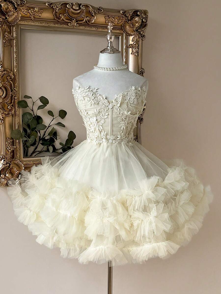 Lovelzi 优雅奢华杏色钩编蕾丝拼接缎面手工刺绣贴花腰部镂空修身短款连衣裙，适合约会、单身派对、晚宴、舞会等场合。 - 米色 - 查看 1