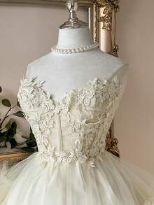 Lovelzi 优雅奢华杏色钩编蕾丝拼接缎面手工刺绣贴花腰部镂空修身短款连衣裙，适合约会、单身派对、晚宴、舞会等场合。 - 米色 - 查看 2