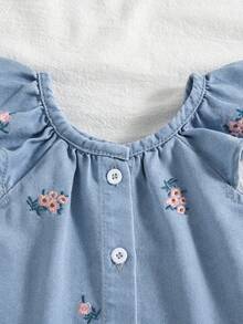 Vintaside Kids 女婴两件套夏季套装，推荐甜美可爱的法式乡村风：泡泡袖上衣+花卉刺绣荷叶边A字短裤。面料柔软透气，搭配凉鞋或防晒衫都很好看，非常适合外出拍照，是小公主的完美之选。 - 淺色水洗藍 - 查看 4