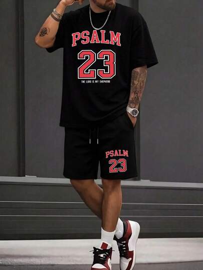 Conjunto 2 piezas para hombre: camiseta de manga corta y pantalón corto shorts con diseños estampados coordinados de texto en estilo varsity en color rojo y blanco, con detalles de texto pequeño complementario en la camiseta, estilo urbano moderno y relajado con actitud casual y espiritual, ideal para look diario y salidas informales en temporada cálida.