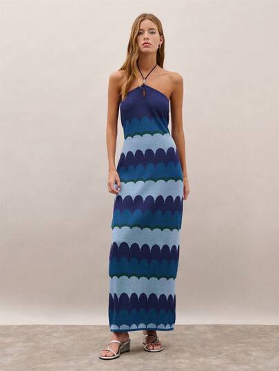 Nöista Vestido maxi de punto con cuello halter y detalle de escote delantero. Presenta llamativas rayas inspiradas en el escalonado en azul por capas. Ideal para vacaciones, noches de playa y fiestas de verano, primavera, Pascua.