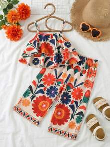 SHEIN Playful Pals 两件套女童碎花宽松吊带背心+裤子，度假风休闲夏季套装。色彩缤纷的碎花吊带背心套装充满夏日气息，采用舒适亲肤的面料。吊带背心搭配阔腿裤，尽显童趣可爱，适合女孩日常穿着、户外活动或夏季家庭聚会。 - 彩色 - 查看 3