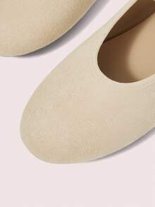 CUCCOO DOLLMOD 女士杏色仿麂皮平底玛丽珍鞋，配有时尚金色搭扣和可爱圆头设计，适合假日聚会穿着。 - 杏色 - 查看 5