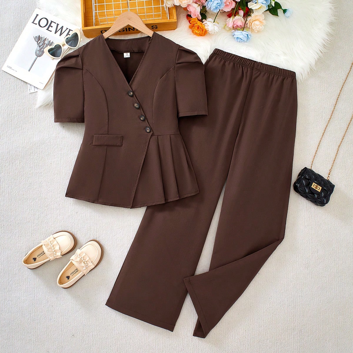 Conjunto de camiseta de manga corta con cuello en V de unicolor y pantalones para adolescentes