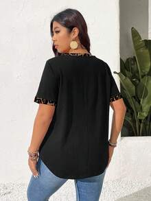 SHEIN Frenchy 豹纹撞色滚边V领加大码T恤，黑色，适合日常穿着、度假、休闲夏季、音乐节等场合。 - 黑色 - 查看 2