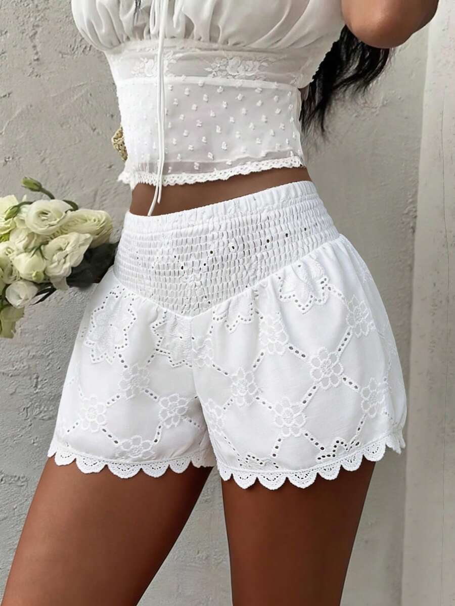 SHEIN PariChic 女士春夏新款法式浪漫度假风白色镂空刺绣V腰蕾丝拼接短裤 - 白色 - 查看 1