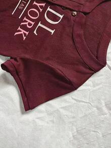 Glimmora Áo thun nữ tay ngắn dáng ôm, cài khuy hờ - Màu Đỏ Sâu - Xem 4