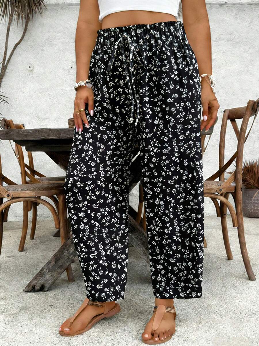 SHEIN VCAY Pantalones con estampado floral diminuto y talla grande con cintura con cordón y dobladillo con volantes, elegantes para vacaciones - Multicolor - Ver 1