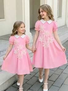 Neues Frühjahrs-/Sommerkleid mit schwarzem Kragen und Kurzarm für große Mädchen, dekoriert mit 5 dimensionalen Blumen auf der Brust, die einen kindlichen Charme und Niedlichkeit verleihen, insgesamt süßer und eleganter Stil, A-Linien Rock Design schafft Dynamik und Lebendigkeit, geeignet für tägliche Ausflüge, Aufführungen, Zusammenkünfte usw. - Pink - Übersicht 10