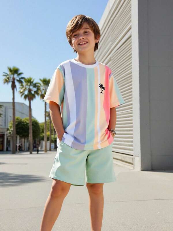 2 Stücke Jungen Lässig gestreiftes & grafisches Muster Rundhals T-Shirt und Shorts Set, geeignet für den täglichen Gebrauch und Outdoor-Aktivitäten