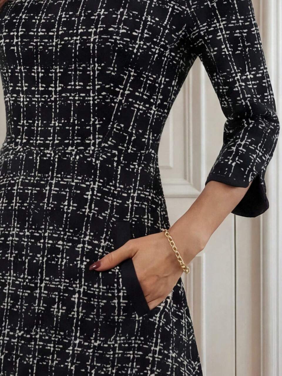 Robe mi-longue élégante à col rond et manches 3/4 pour femmes, motif à carreaux