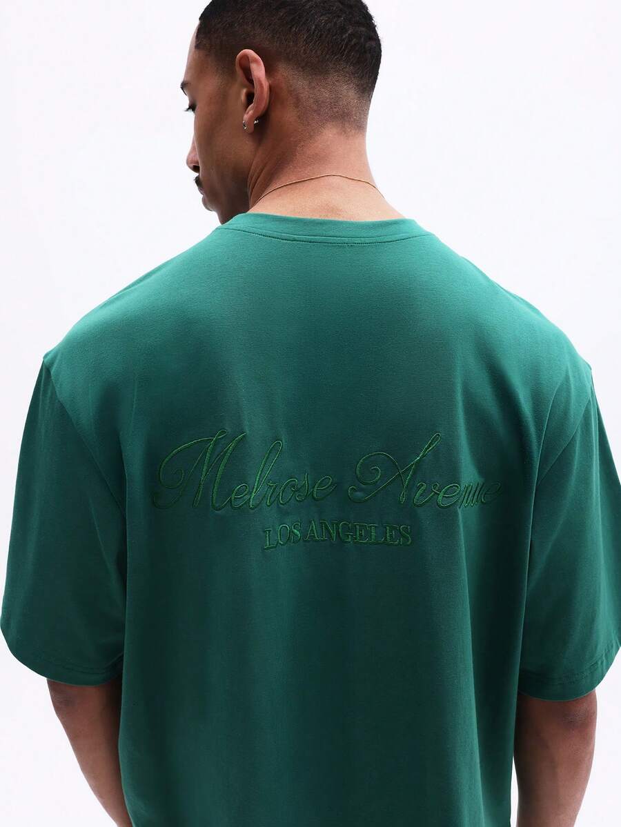 SUMWON Camiseta de manga corta de cuello redondo de ajuste regular con texto bordado en la espalda inspirado en la ciudad, para hombres, Melrose Avenue Los Ángeles - Verde - Ver 1