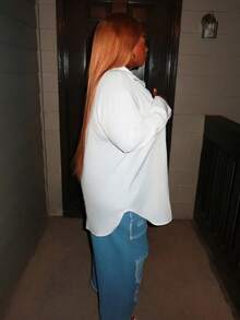 Enliva 大码女式纯色落肩口袋衬衫，适合苹果型和圆润身材 - 白色 - 查看 7