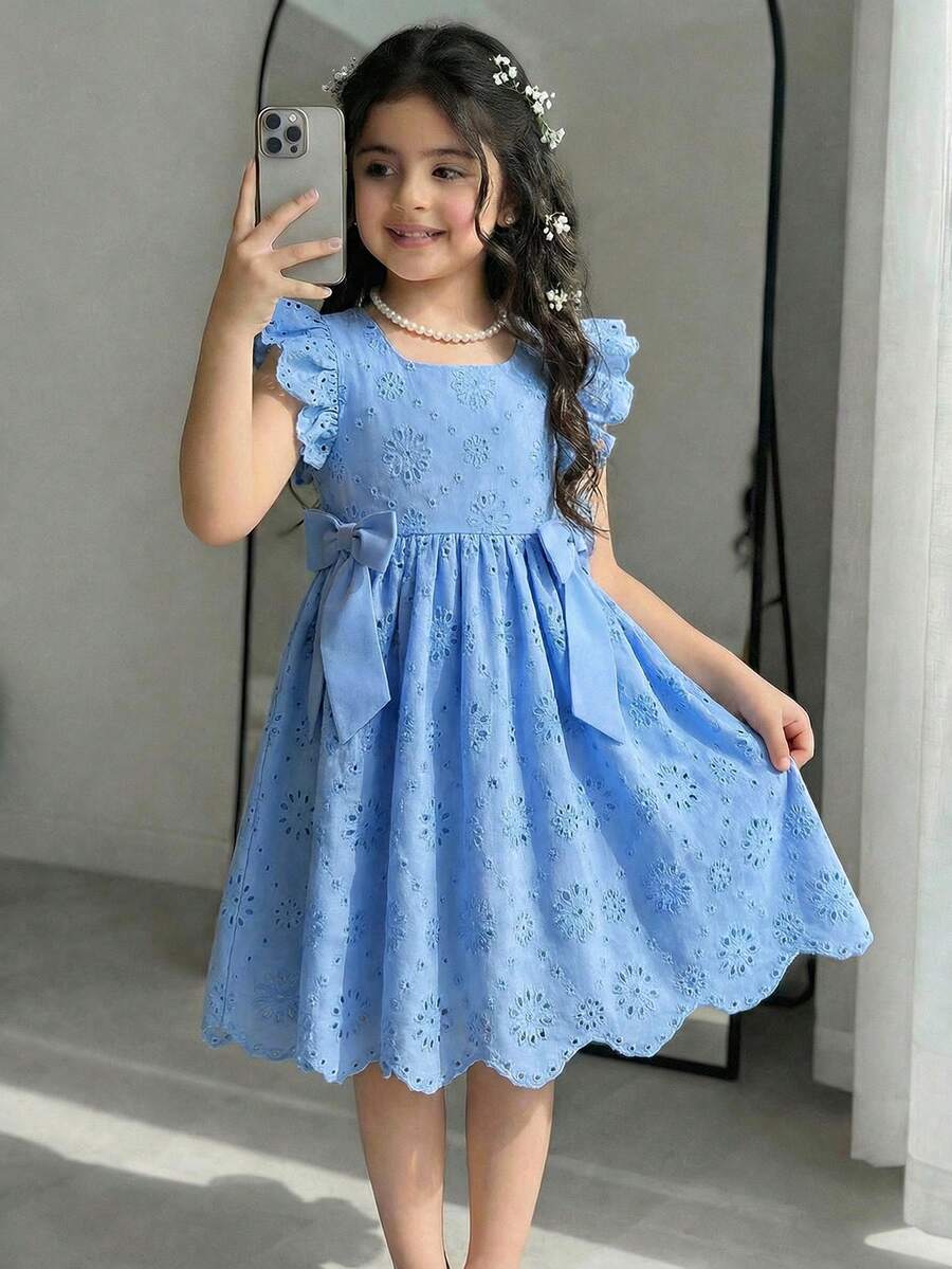 Elladie kids Vestido estilo princesa azul marinho com estampa de bolinhas vazadas, gola quadrada, mangas curtas, cintura marcada e laço decorativo (ideal para ocasiões casuais, festas de aniversário ou para a escola). Ideal para primavera/verão. Laço nas laterais. Corte em A. - Azul - Ver 1