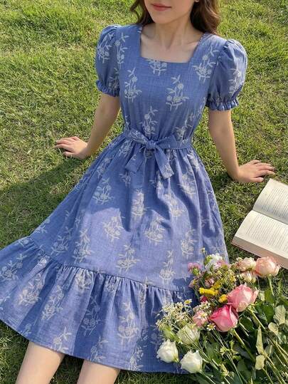 SHEIN Teen GirlBlue Dress. This Design Features A Square Neckline, Puff Sleeves, A Cinched Waist, And A Layered Skirt, Creating A Youthful And Delicate Look. The Overall Dress Has A Lightweight And Airy Feel, Embodying A Gentle, French-Inspired Sweet Style. Suitable For Daily Commute, Weekend Outings, And Light Social Occasions (Afternoon Tea, Picnics), Etc.