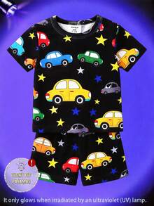4 pezzi Pigiama a maniche corte e pantaloncini aderenti per bambini maschi, stampa di auto cartoni animati che brillano al buio, morbido e confortevole vestibilità aderente. Questo prodotto richiede l'esposizione alla luce UV per brillare. - Multicolore - Visualizzare 6