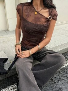 Siren Gaze 女士夏季时尚不对称蕾丝领T恤，性感棕色拼接网纱蕾丝金属扣不对称领口短袖上衣，适合派对/聚会/嘉年华、海滩、情人节、夏季穿着，巧克力棕色上衣，女士嘉年华服装 - 棕色 - 查看 4
