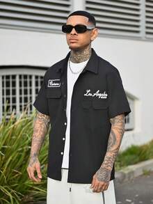 Devon Thys Manfinity Streetrush 男式宽松实用口袋设计休闲衬衫、蓝色纽扣式短袖衬衫、多口袋休闲衬衫、Graphic Los Angeles Reviewer 机械师衬衫 - 黑色 - 查看 1