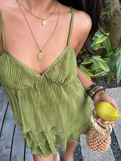 SHEIN SunnyBelle Đầm hai dây ngắn xếp ly màu xanh lá cây kiểu dáng nghỉ mát dành cho nữ, thiết kế thanh lịch cho mùa xuân/hè.