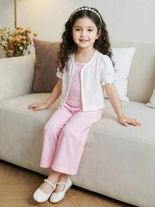 Kleine Mädchen Sommer 3-teiliges Set: Rosa strukturiertes Trägerhemd, weite Hose & weiße strukturierte Jacke mit Puffärmeln. Einfach und süß, perfekt für Frühlings- und Sommerausflüge und Treffen. - Verschiedenfarbig - Übersicht 1