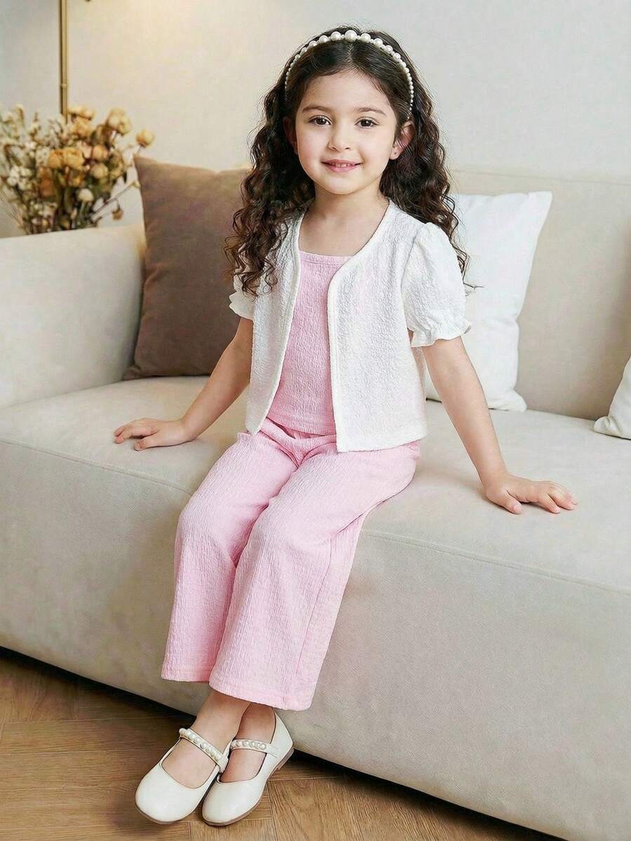 Kleine Mädchen Sommer 3-teiliges Set: Rosa strukturiertes Trägerhemd, weite Hose & weiße strukturierte Jacke mit Puffärmeln. Einfach und süß, perfekt für Frühlings- und Sommerausflüge und Treffen. - Verschiedenfarbig - Übersicht 1