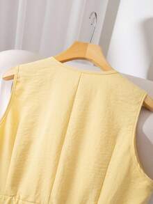 GlowEve CURVE 大码女士优雅简约V领无袖金属扣装饰收腰不对称下摆西装外套，春夏款 - 黃色 - 查看 4