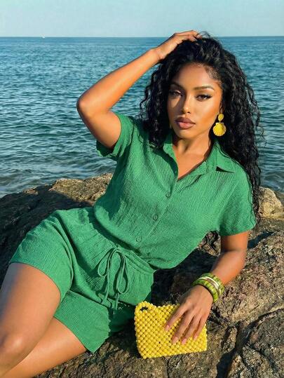 Slaydiva Conjunto de 2 piezas de blusa de manga corta con botones y cuello camisero + pantalones cortos de cintura alta, en estilo casual, bohemio y suelto, color verde texturizado. Adecuado para uso diario, compras, viajes, vacaciones, playa, estilo occidental, nómada, bohemio, atuendos de aeropuerto, festivales y conciertos. Colección Primavera/Verano 2026.