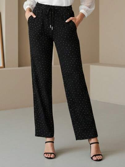 Pantalón de pierna recta para mujer, casual y elegante. Con ligero escarchado y pedrería artificial decorativa, tela de algodón y poliéster, bolsillos funcionales, ajuste de cintura natural con resorte y cordón. Interior fresco y ligero, ideal para cualquier temporada del año.