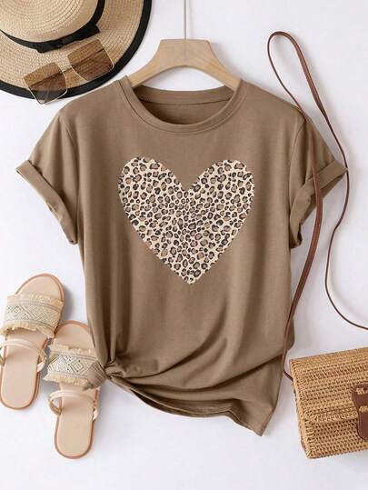 SHEIN LUNE Camiseta de manga corta con cuello redondo y estampado de leopardo en forma de corazón para mujer de talla grande, top de primavera/verano para señoras
