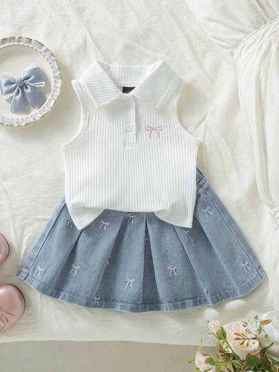 Vintaside Kids Conjunto de niña pequeña de manga corta y sin mangas, blusa marfil + falda vaquera azul claro. La blusa es de punto con cuello polo sin mangas y diseño elástico, con un bordado de lazo rosa en el pecho. La falda es una falda corta de mezclilla lavada en claro con detalles bordados de lazo blanco. El estilo general es dulce, lindo y colegial, adecuado para el verano, salidas diarias, preescolar, fiestas y ocasiones de ocio familiar.