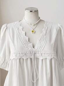 Sweetra 大码V领蕾丝拼接短袖荷叶边系腰连衣裙，休闲可爱，优雅复古风，适合派对和假日穿着 - 白色 - 查看 5