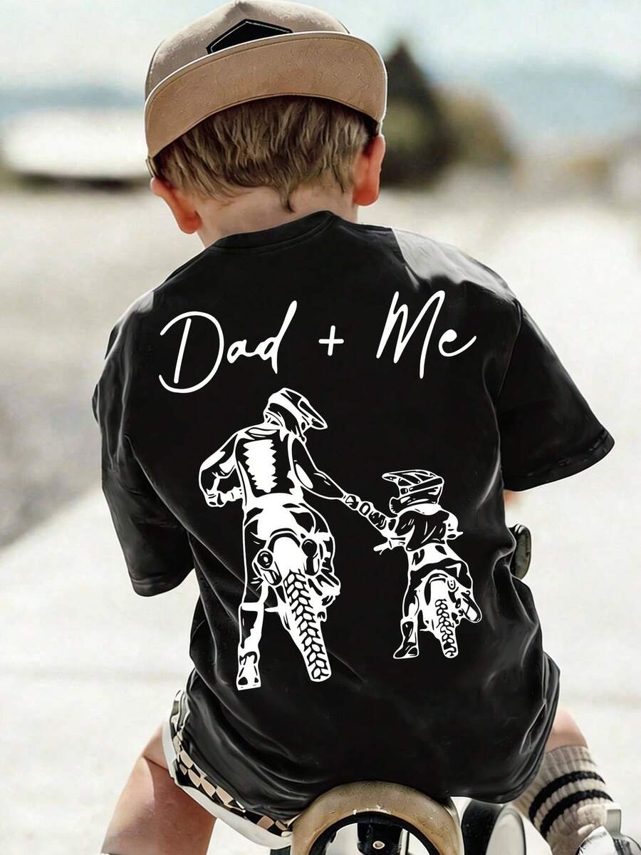 SHEIN 男童休闲简约圆领T恤，适合夏季穿着，经典保暖家庭图案印花，父子玩耍图案印花，背面印花 - 黑色 - 查看 1